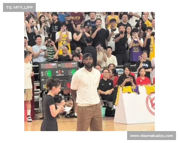 詹姆斯凌晨抵达上海虹桥 球迷热情追逐巴士迎接巨星 詹姆斯凌晨抵达上海虹桥 球迷热情追逐巴士迎接巨星
